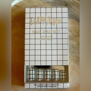 Checkmate Cheryl Red Aspen Nails